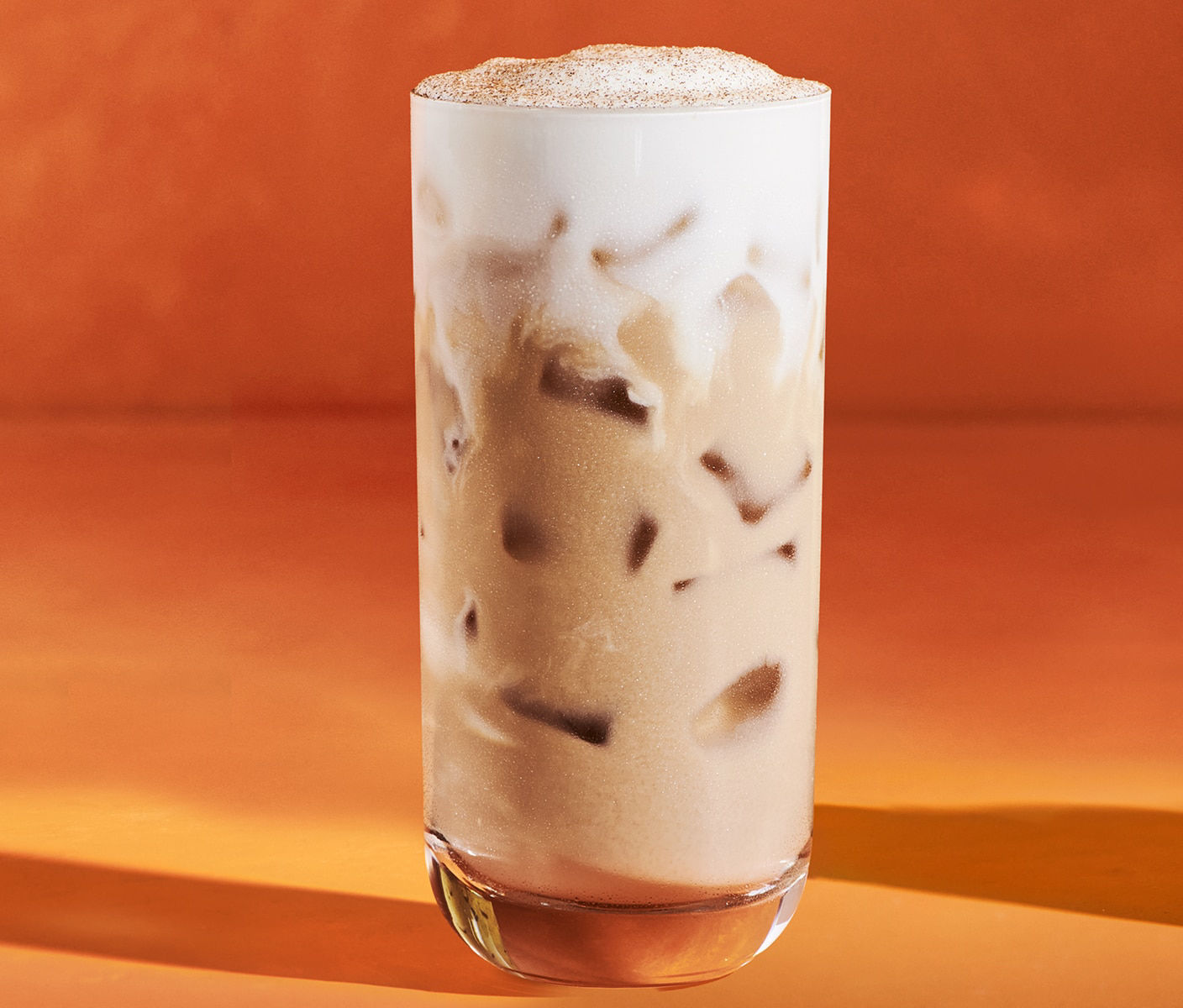 Un chai glacé couronné de mousse froide à la crème à la cassonade.
