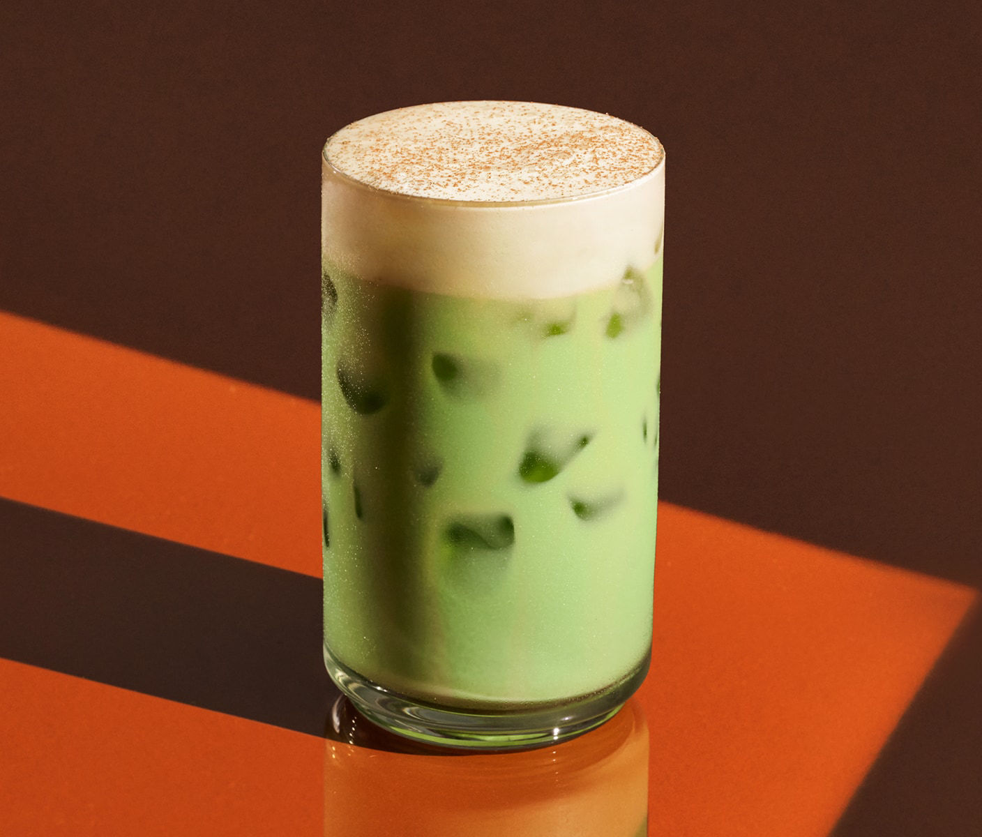 Un matcha glacé couronné de mousse froide à la crème à la citrouille épicée.