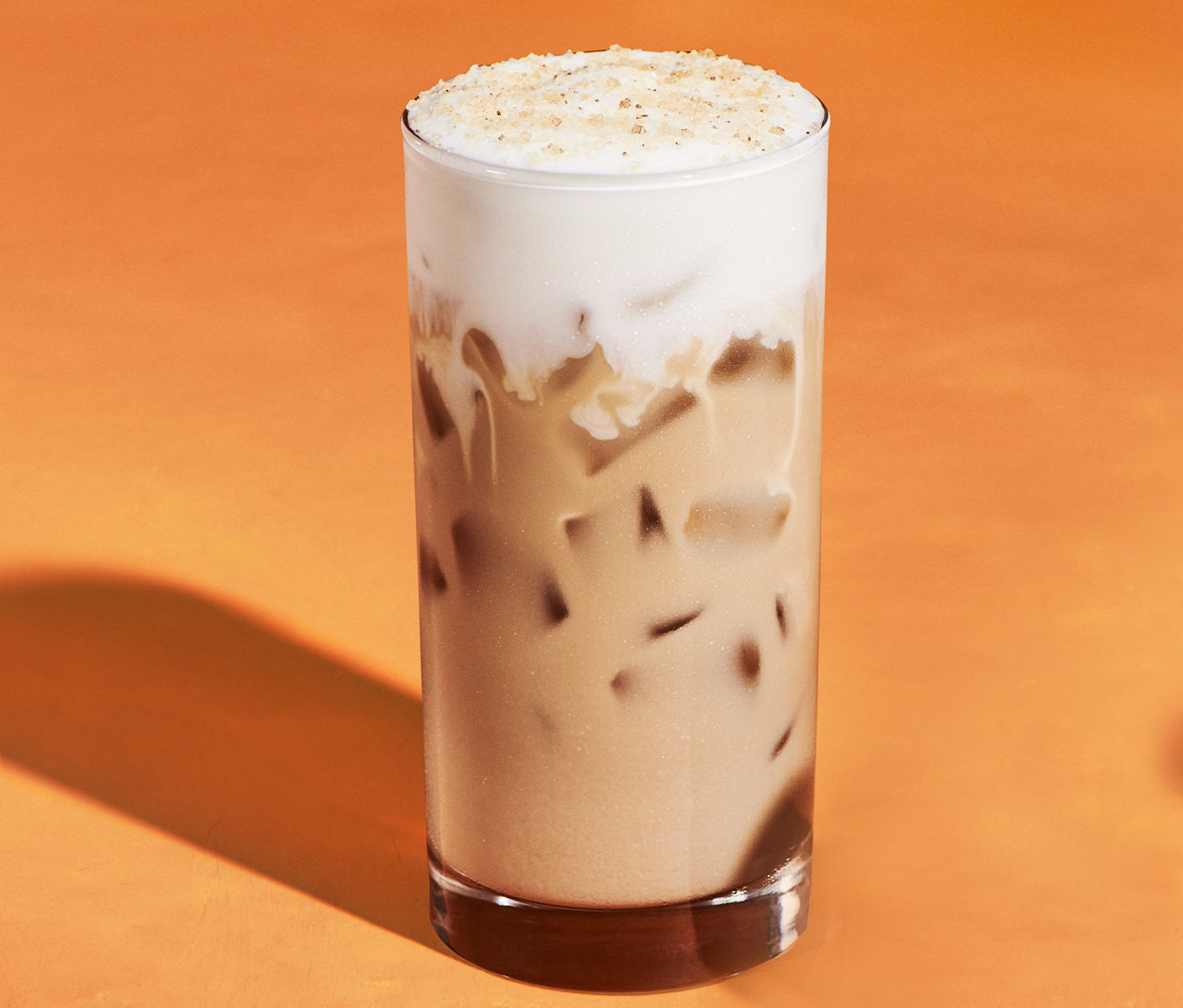 Café glacé avec lait garni d’une mousse froide onctueuse à la vanille et couronné d’une garniture à la pacane.