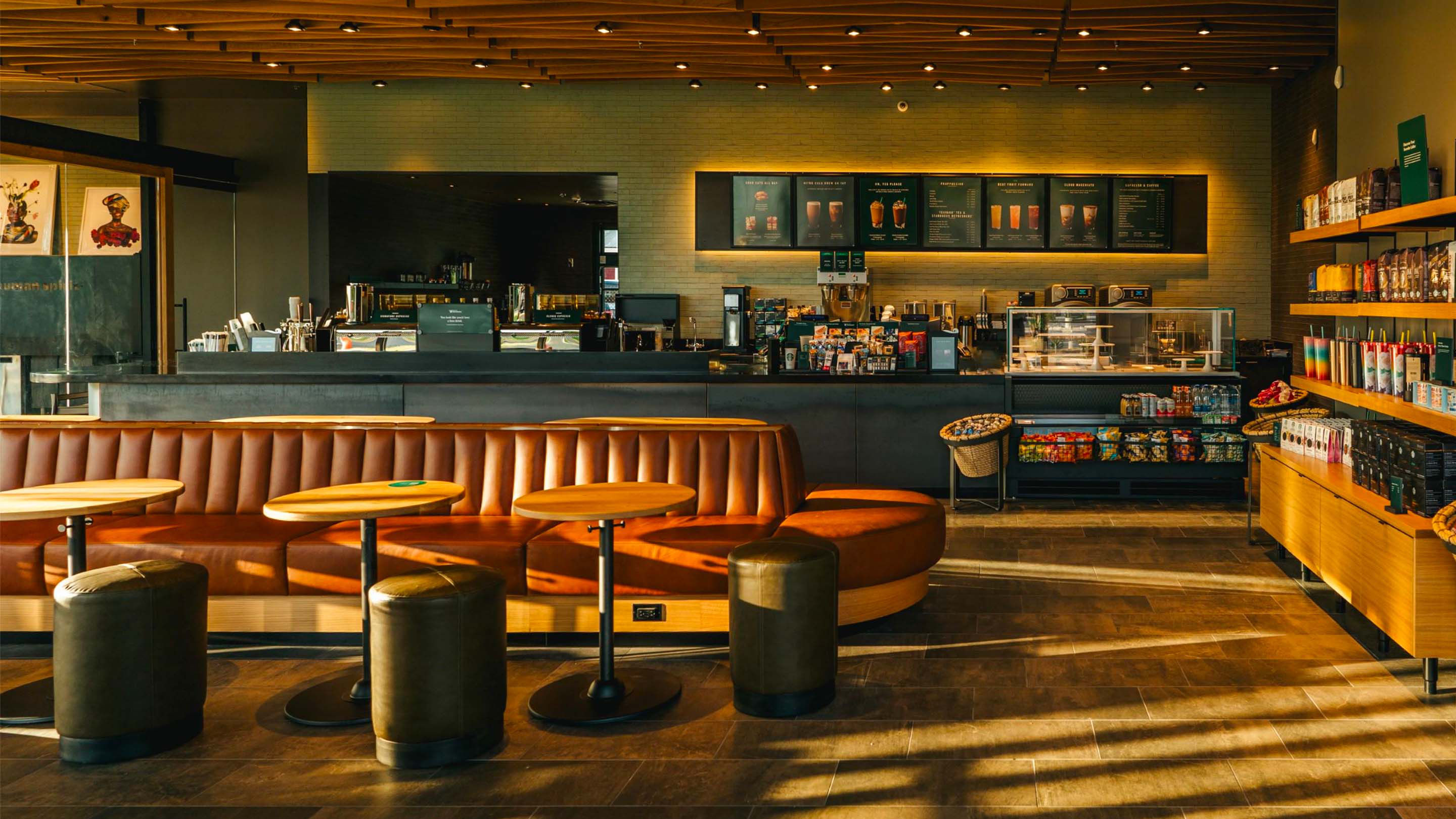 L'intérieur d'un café Starbucks